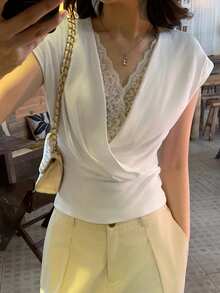 Livesso 女款修身垂領蕾絲拼接無袖層次荷葉邊設計休閒T恤 - 白色 - 查看 6