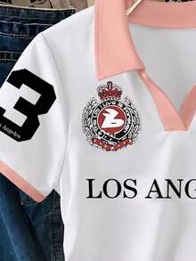 女孩白色 Polo 衫，印有數字 23、復古徽章印花與騎馬女孩圖案，修身版型，適合戶外街頭穿搭，舒適日常穿著，百搭層次穿搭，粉白對比色，經典風格，適合春夏秋冬四季，洛杉磯 Polo，Chuangda - 彩色 - 查看 4