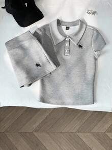 Flirla 女款休閒簡約 Polo 領馬刺繡修身 T 恤 + 低腰迷你裙褲套裝 - 灰色 - 查看 7