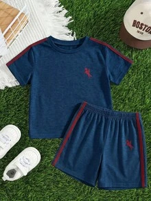 SHEIN Little Byeori 2件套男童休闲舒适百搭条纹缎带撞色圆领短袖T恤和纯色短裤套装 - 藏蓝色 - 查看 10