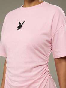 Missguided x Playboy Vestido camiseta con cintura ceñida, con logo de conejo y estampado en la espalda. Vestido mini con detalles fruncidos, de manga corta y casual. - Rosa - Ver 6