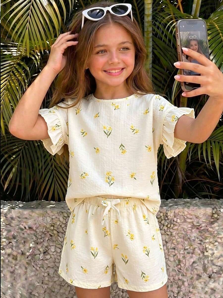 SHEIN Tween Girl 2件套休閒度假套裝,短袖上衣搭配鬆緊腰短褲,花卉荷葉邊蝴蝶結設計 - 黃色 - 查看 1