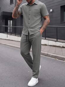 Manfinity CasualCool 男士純色短袖口袋襯衫與長褲休閒套裝 - 深灰色 - 查看 5