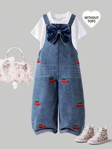 SHEIN Genkimix Kids 女童時尚百搭幼童牛仔吊帶褲 春夏秋冬復古中藍色牛仔布 紅櫻桃刺繡設計 胸前大蝴蝶結設計 寬鬆直筒版型 柔軟舒適面料 適合日常出遊與上學通勤 - 藍色 - 查看 3