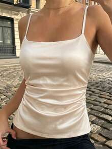 SHEIN 女士休闲优雅丝滑白色褶皱吊带背心，修身细肩带设计，缎面光泽，休闲无袖背心，夏季单穿或叠穿皆宜，无袖上衣，日常穿着、约会之夜和度假装扮的理想之选，完美打造夏季休闲造型和夜间外出装扮。 - 香檳色 - 查看 4