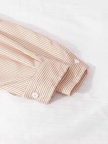 SHEIN Conjunto de 3 Peças para Menina Pré-Adolescente, Camisa de Manga Longa Amarela com Gola de Lapela e Estampa Digital Listrada, Calça Longa Preta, Outono, Casual, Escolar - Castanho - Visão 4