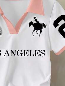 女孩白色 Polo 衫，印有數字 23、復古徽章印花與騎馬女孩圖案，修身版型，適合戶外街頭穿搭，舒適日常穿著，百搭層次穿搭，粉白對比色，經典風格，適合春夏秋冬四季，洛杉磯 Polo，Chuangda - 彩色 - 查看 5