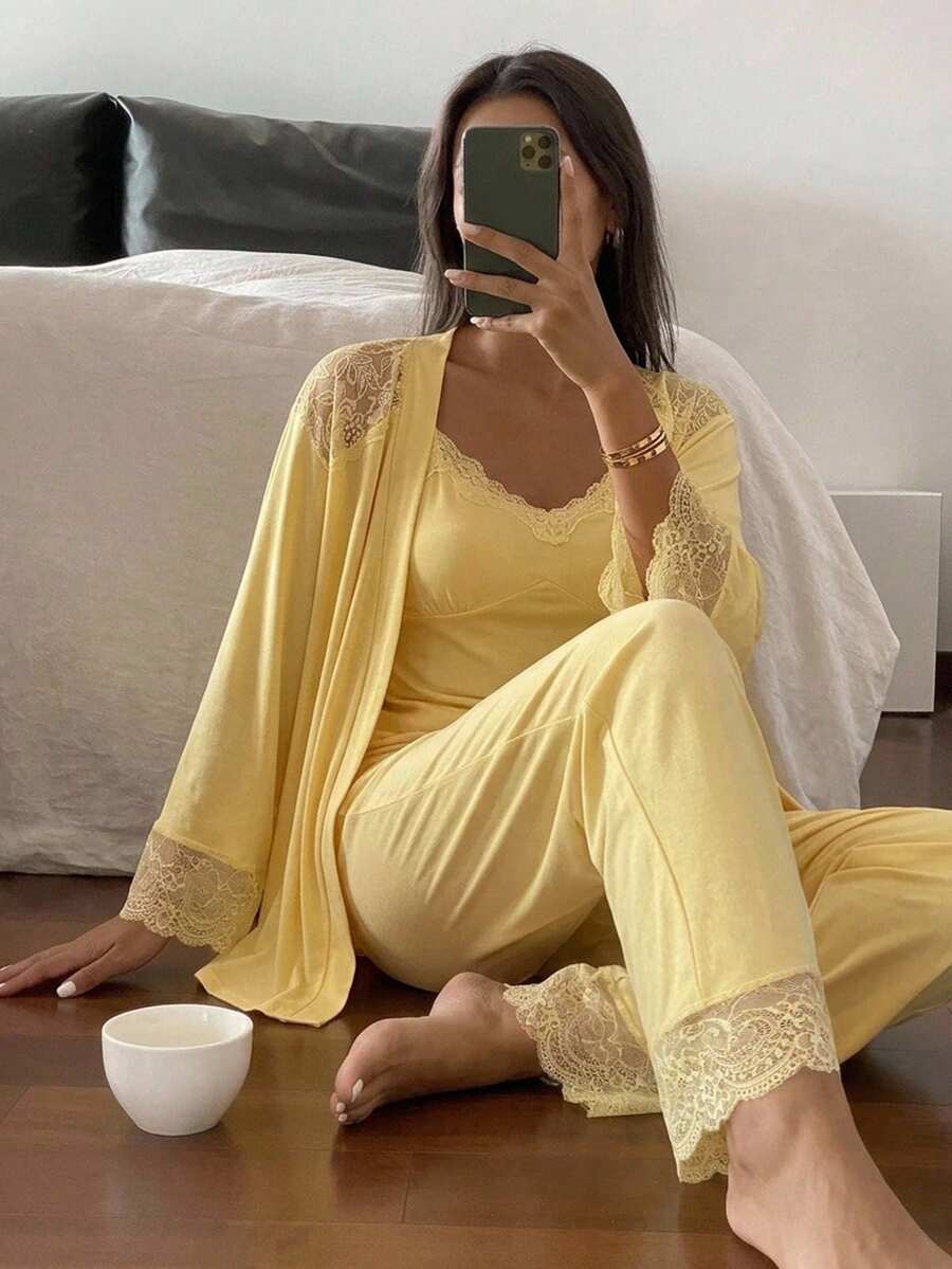 DAZY 3件組迷人蕾絲拼接翻領吊帶上衣與長褲女款睡衣套裝 - 黃色 - 查看 1