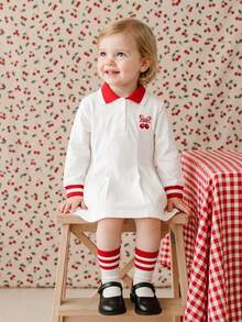 Vintaside Kids 女童春季學期校服風紅白撞色 Polo 領長袖修身連身裙，胸前飾有精緻櫻桃刺繡，呈現田園甜美且活潑的運動風；珍珠刺繡針織面料，修身 A 字裙擺，紅白羅紋袖口增添校園細節，適中厚度，適合日常出遊、兒童節、學校活動、生日派對及其他節慶場合 - 紅白色 - 查看 5