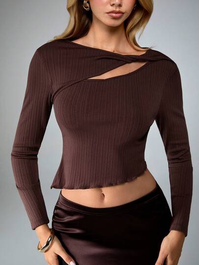 Camiseta de manga larga con bajo asimétrico acanalado de estilo casual urbano de color marrón para otoño temprano para mujeres