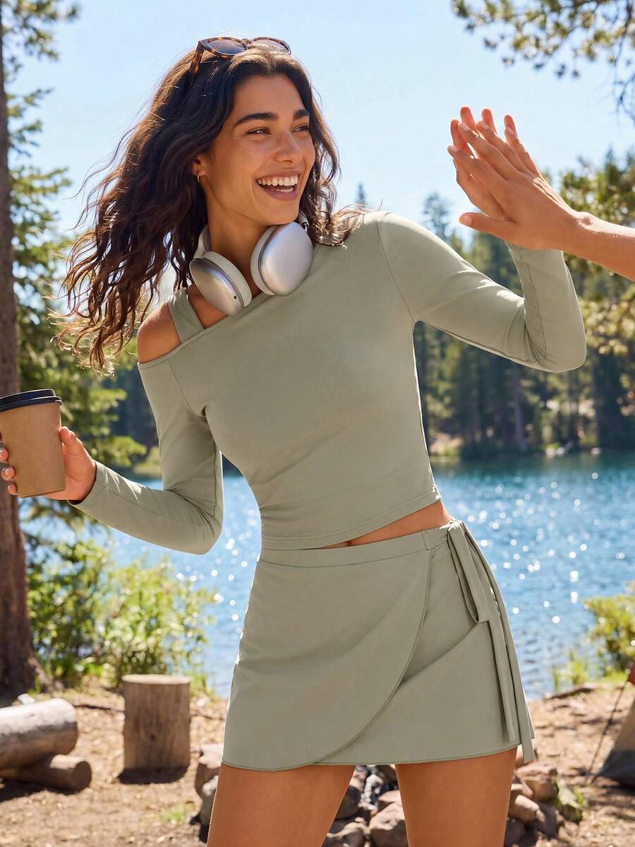 Exploreva Exploreva Women's Sexy 2-Piece Set, Sexy Bomb Style Fitted Top Paired With Sweet One-Piece Wrap Skirt, Suitable For Sports, Daily Life, Tennis And Other Occasions, Solid Color 2-Piece Set, Spring Style - Green - View 1