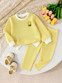 SHEIN Playful Pals 女嬰休閒日常 3D鉤編花朵貼飾紋理淺黃色與白色條紋針織提花上衣搭配針織內搭褲套裝，適合春/秋季休閒穿著與運動，可愛套裝 - 黃色 - 查看 8