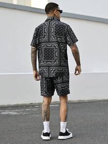 Devon Thys 男士佩斯利印花短袖衬衫和短裤 2 件套，带单排扣、松紧腰带和口袋 - 黑色 - 查看 2