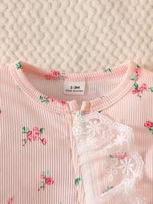 SHEIN 新生女嬰秋冬新款白色連身衣+蝴蝶結帽子套裝，圓領長袖連腳連身褲，滿版粉色碎花，前拉鍊設計，蕾絲拼接面料柔軟舒適，甜美可愛風，適合0-9個月女嬰日常穿著 - 淺粉色 - 查看 5