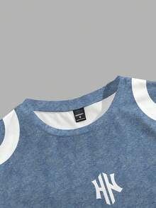 Manfinity Hypemode 男士經典時尚條紋開衩 H-Logo 牛仔效果工藝 T-shirt，適合日常穿著與聚會 - 彩色 - 查看 4