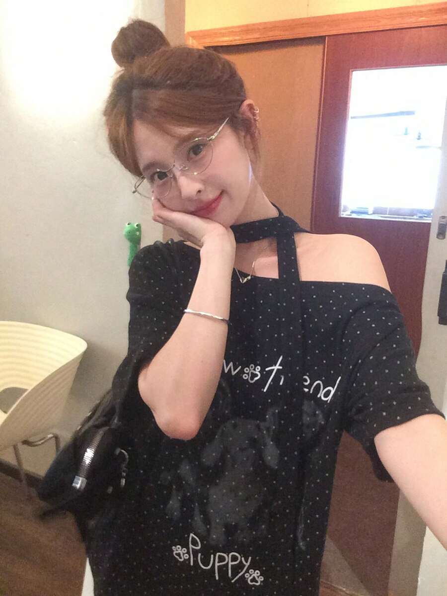 DAZY 女款波點字母印花不對稱肩休閒日常T恤 - 黑色 - 查看 1