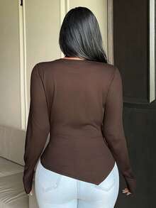 Dazy Plus Kaos Lengan Panjang Warna Polos, Pas Badan, Desain Asimetris, Slim Warna Cokelat untuk Musim Semi, Musim Panas, dan Musim Gugur - Coklat - View 4