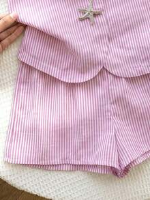 SHEIN 兒童青少年女孩休閒通勤鈕扣前開襟背心短褲兩件套，金屬海星裝飾，藍白條紋度假套裝 - 粉色 - 查看 5
