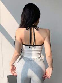 Joudiya 女款黑白拼色細肩帶修身短版背心上衣，休閒內搭層，春夏款 - 米色 - 查看 3