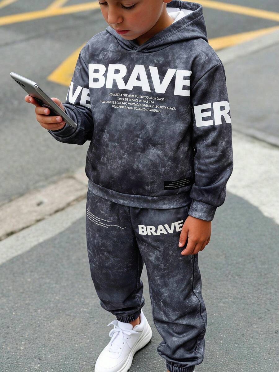SHEIN 兒童青少年男孩休閒舒適時尚極簡連帽衫與長褲套裝，經典酷炫文字 BRAVE 圖案印花，經典運動風圖案印花，經典帥氣雪花圖案印花，適合通勤、上學、日常休閒外出、運動，秋冬穿著 - 灰色 - 查看 1