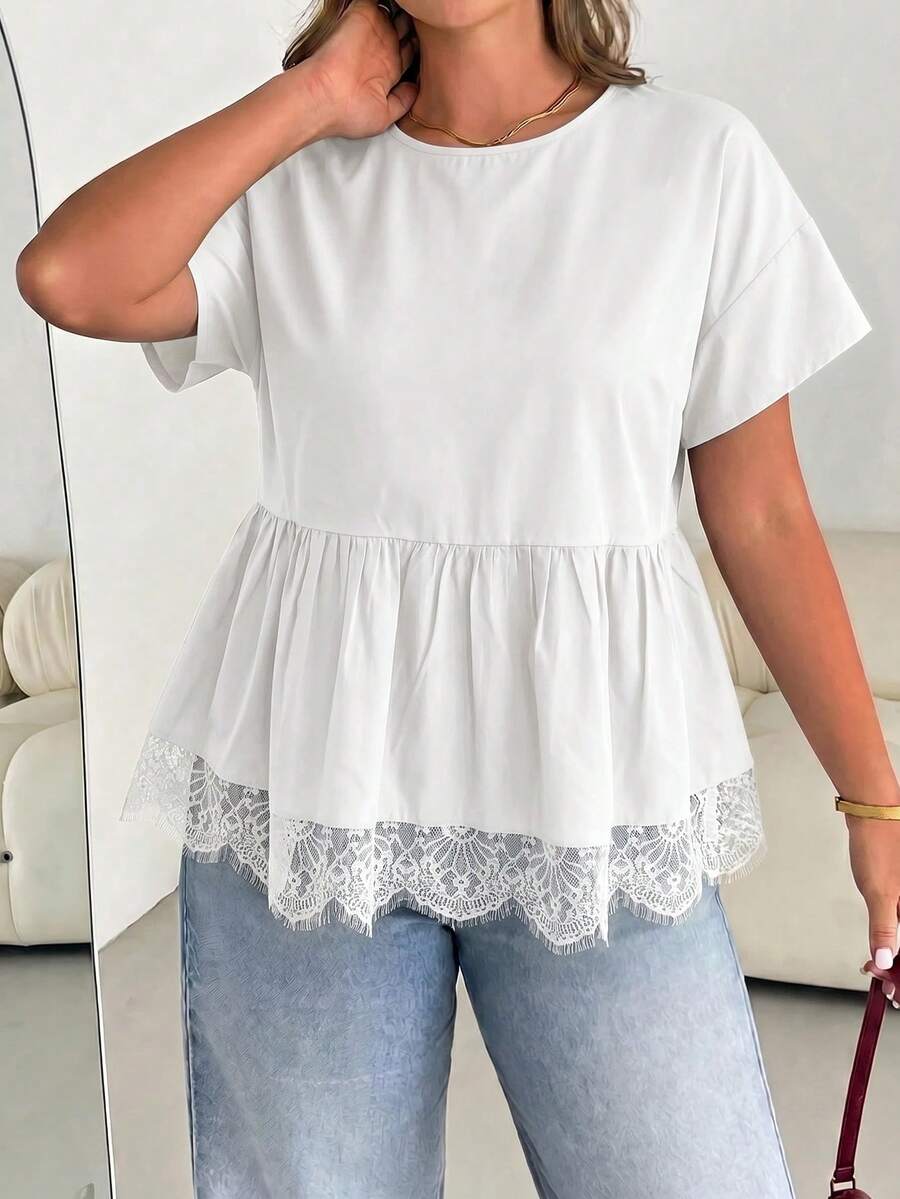 SHEIN Essnce 大尺碼女款春夏時尚休閒寬鬆涼爽舒適日常基本百搭修身黑色蕾絲飾邊下擺短袖娃娃上衣,外出上衣,極簡風,蕾絲飾邊黑色上衣,夏季襯衫 - 白色 - 查看 1