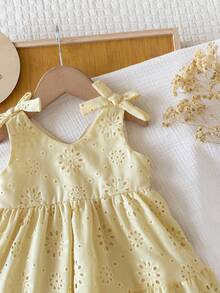 SHEIN Vestido sin mangas con lazo y bordado floral lindo para bebé niña de vacaciones - Mostaza Amarilla - Ver 4