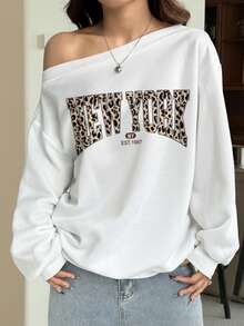 SHEIN EZwear 休閒秋冬復古豹紋紐約字母標語圖案白色寬鬆不對稱肩女款運動衫，秋季上衣，適合日常通勤、聚會、秋冬/夏季、聖誕節、新年、感恩節、派對、婚禮、海灘、畢業典禮、優雅、外出、約會、通勤、情人節、優雅、度假、Y2K、畢業 - 彩色 - 查看 6