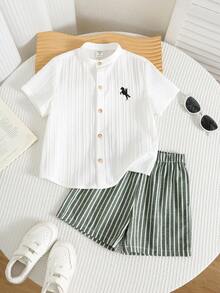 SHEIN 兒童小男孩/小女孩,小男孩 2 件組春夏休閒度假風短袖襯衫與條紋短褲套裝,小男孩夏季服裝,套裝,Squishy - 卡其色 - 查看 5