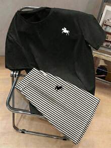 SHEIN 青少年男孩極簡馬騎手剪影印花圓領短袖T恤與黑色垂直條紋寬鬆短褲2件套，城市海灘派對度假風夏季戶外運動套裝 - 彩色 - 查看 3