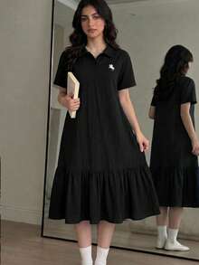 青少年女孩黑色 Polo 領刺繡圖案荷葉邊休閒洋裝，校服風格，適合學校、戶外活動、購物、日常穿著 KIDS - 黑色 - 查看 1