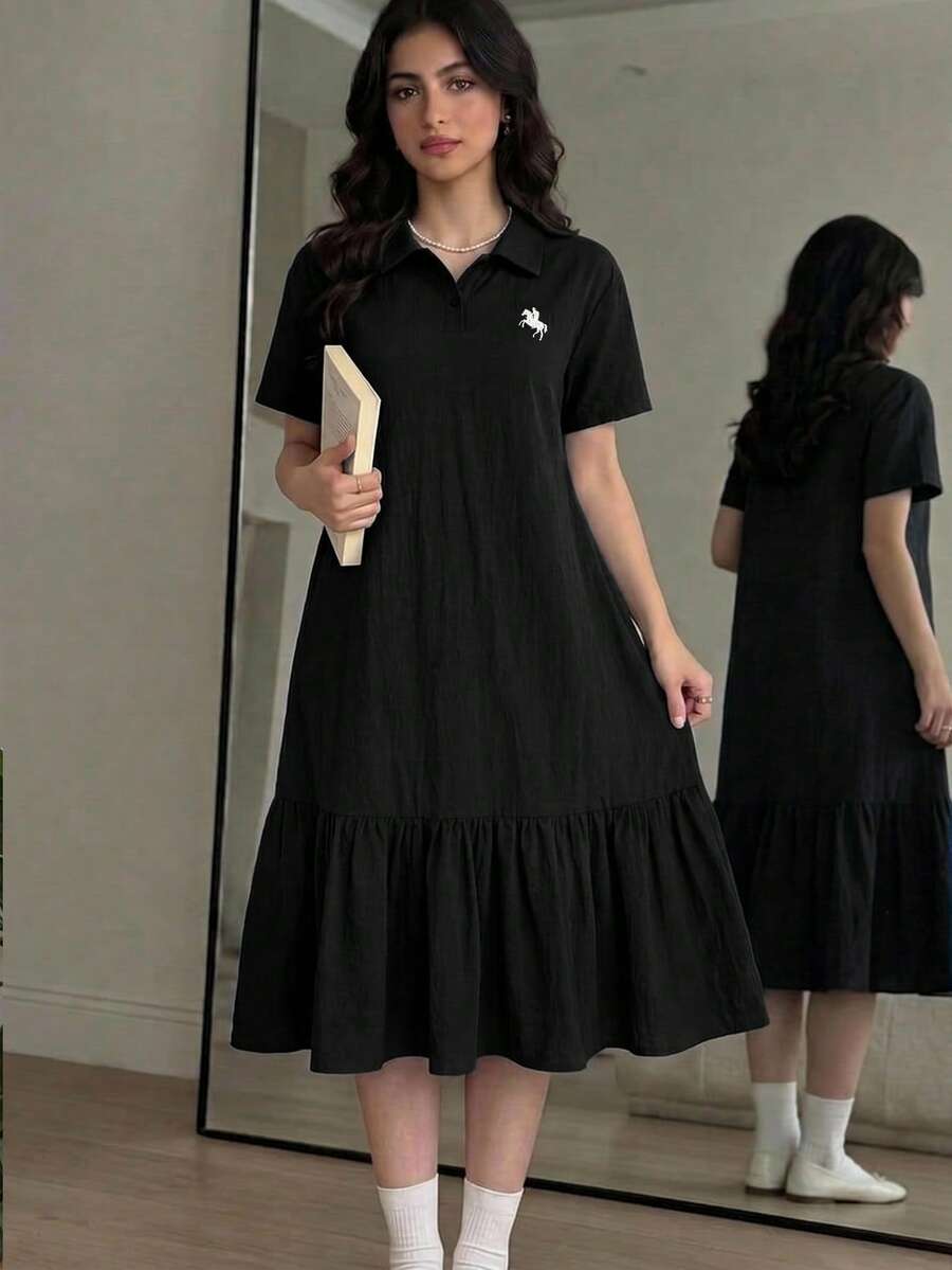 青少年女孩黑色 Polo 領刺繡圖案荷葉邊休閒洋裝,校服風格,適合學校、戶外活動、購物、日常穿著 KIDS - 黑色 - 查看 1