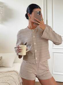 SHEIN EZwear 女款黃色條紋針織長袖單排扣上衣與短褲套裝 - 卡其色 - 查看 4