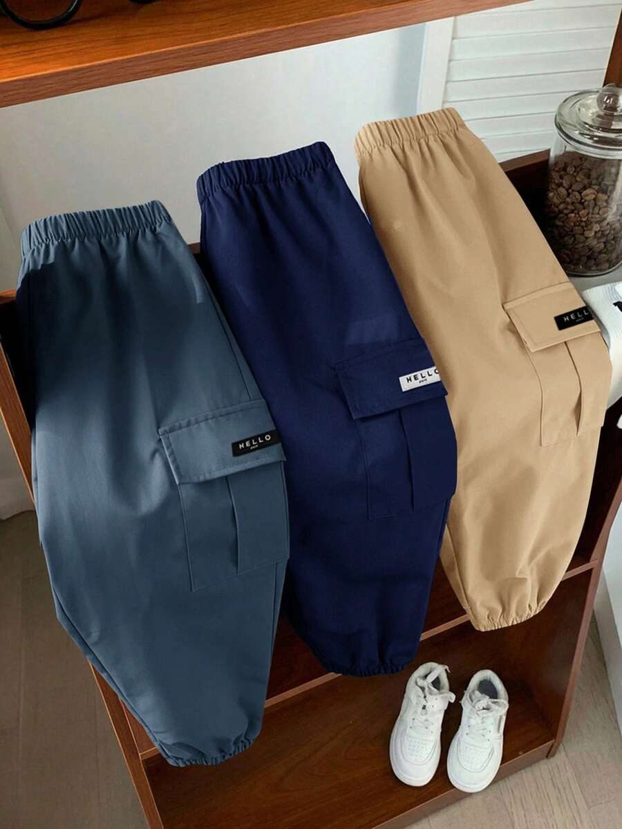 SHEIN 3件組小男孩休閒運動學院街頭風可愛度假風黑色裝飾寬鬆綠色慢跑褲、黑色慢跑褲與卡其色慢跑褲,適合日常穿著、上學、旅行、運動,適用春夏秋冬 - 彩色 - 查看 1