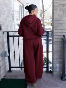 Melissa Matos 酒紅色針織女款秋冬保暖內裡連帽衫與寬鬆休閒運動褲兩件套，舒適端莊居家優雅女裝 - 酒紅色 - 查看 2