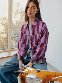 Nöista 女款條紋短版夾克，暖粉色與鐵鏽色調，配對比色貼布口袋，寬鬆版型。輕量棉質面料，前襟鈕扣開合，現代方正廓形，適合春季疊穿、休閒時尚穿搭、日常穿著、夏季造型與夏季季節。 - 彩色 - 查看 3