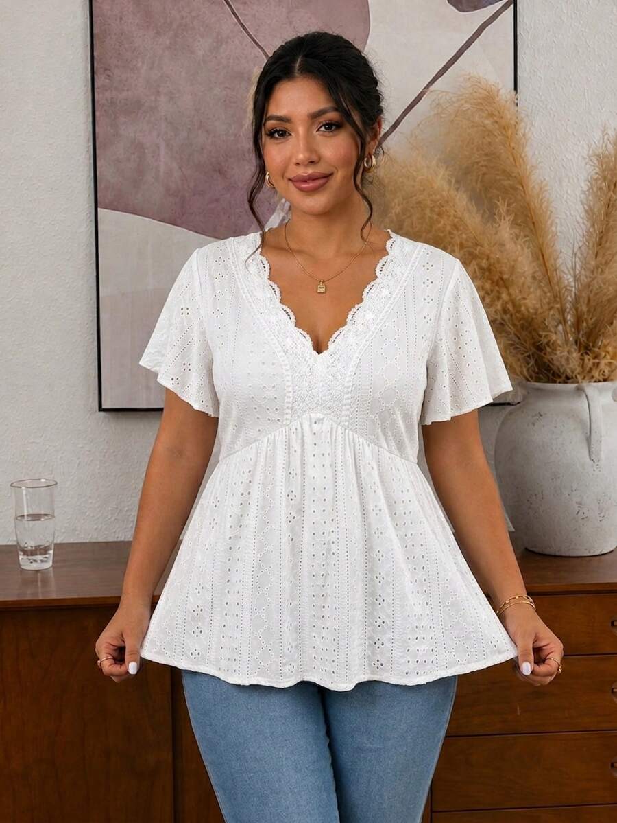 SHEIN Frenchy 母親節度假風優雅休閒大尺碼宮廷鎖扣提花紋理布料V領撞色蕾絲質感女款夏季波希米亞風T恤 - 白色 - 查看 1