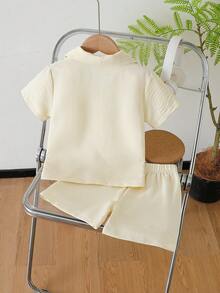 SHEIN 2件組 男童夏季米白色極簡休閒風純色皮革標裝飾翻領短袖襯衫與短褲套裝 生日花童戒童裝 - 米色 - 查看 2