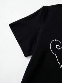SHEIN X Care Bears تي شيرت رجالي بطبعة دب كرتوني لطيف بياقة دائرية وأكمام قصيرة - الأسود - مشاهدة 4