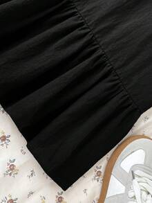 青少年女孩黑色 Polo 領刺繡圖案荷葉邊休閒洋裝，校服風格，適合學校、戶外活動、購物、日常穿著 KIDS - 黑色 - 查看 4