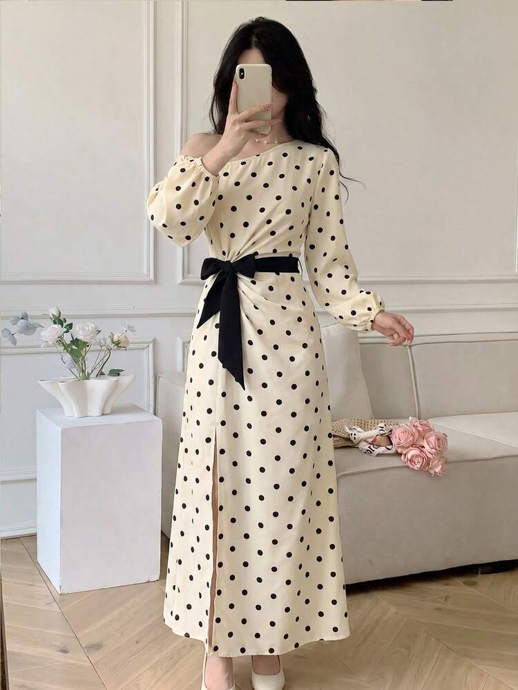 Celisse 優雅春秋款白黑波點長洋裝，單肩泡泡袖、腰部繫帶、開衩下擺 - 黑與白 - 查看 1