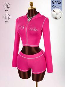 Amplova Conjunto de 2 piezas para mujer con top corto con capucha y cremallera delantera con letras de strass & mini shorts - Rosa Fucsia - Ver 4