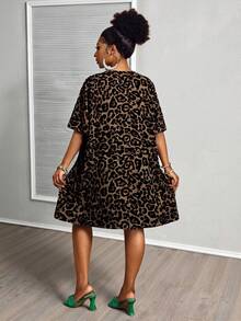 SHEIN CURVE+ Vestido casual holgado de manga corta con cuello en V y estampado de leopardo, talla grande, para negocios, otoño invierno 2026 22W - Multicolor - Ver 2