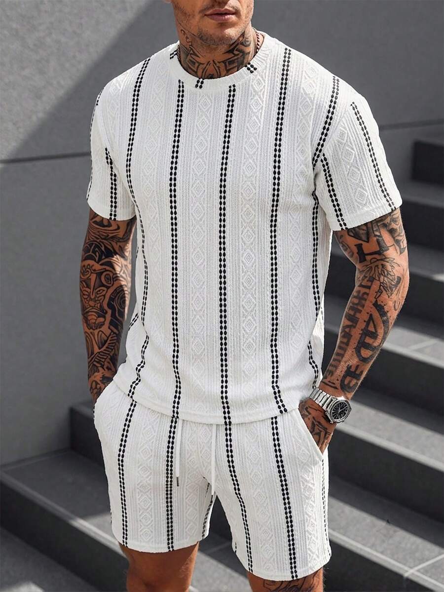 Manfinity CasualCool 男士夏季休閒時尚日常通勤條紋拼接套裝 - 針織質感圓領短袖T恤與短褲兩件套西裝;適合海灘度假夏威夷穿搭... - 黑與白 - 查看 1
