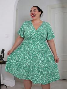 Pretty and Ole Vestido holgado con estampado floral retro, mangas de mariposa y volantes en el bajo para tallas grandes - Verde - Ver 5