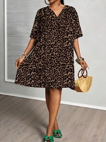 SHEIN CURVE+ Vestido casual holgado de manga corta con cuello en V y estampado de leopardo, talla grande, para negocios, otoño invierno 2026 22W - Multicolor - Ver 4