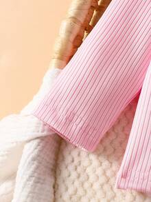 SHEIN 2件組女嬰韓式清新花卉刺繡牛仔吊帶褲套裝，粉色荷葉袖羅紋長袖T恤，精緻刺繡，柔軟面料，適中厚度，嬰兒幼兒2件套，春秋新品，適合派對、慶祝、日常穿著，0-1歲 - 粉色 - 查看 8