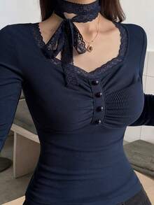 DAZY 女款純色修身彈性拼接蕾絲飾邊抓皺方領長袖優雅性感度假風春秋上衣 T-shirt 校園風 - 藏蓝色 - 查看 2