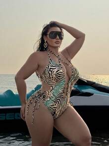 SHEIN Swim 2026新款大尺碼女款海灘度假豹紋隨機圖案鏤空掛脖繫帶腹部金屬裝飾側抽繩性感時尚一件式泳衣 - 彩色 - 查看 4