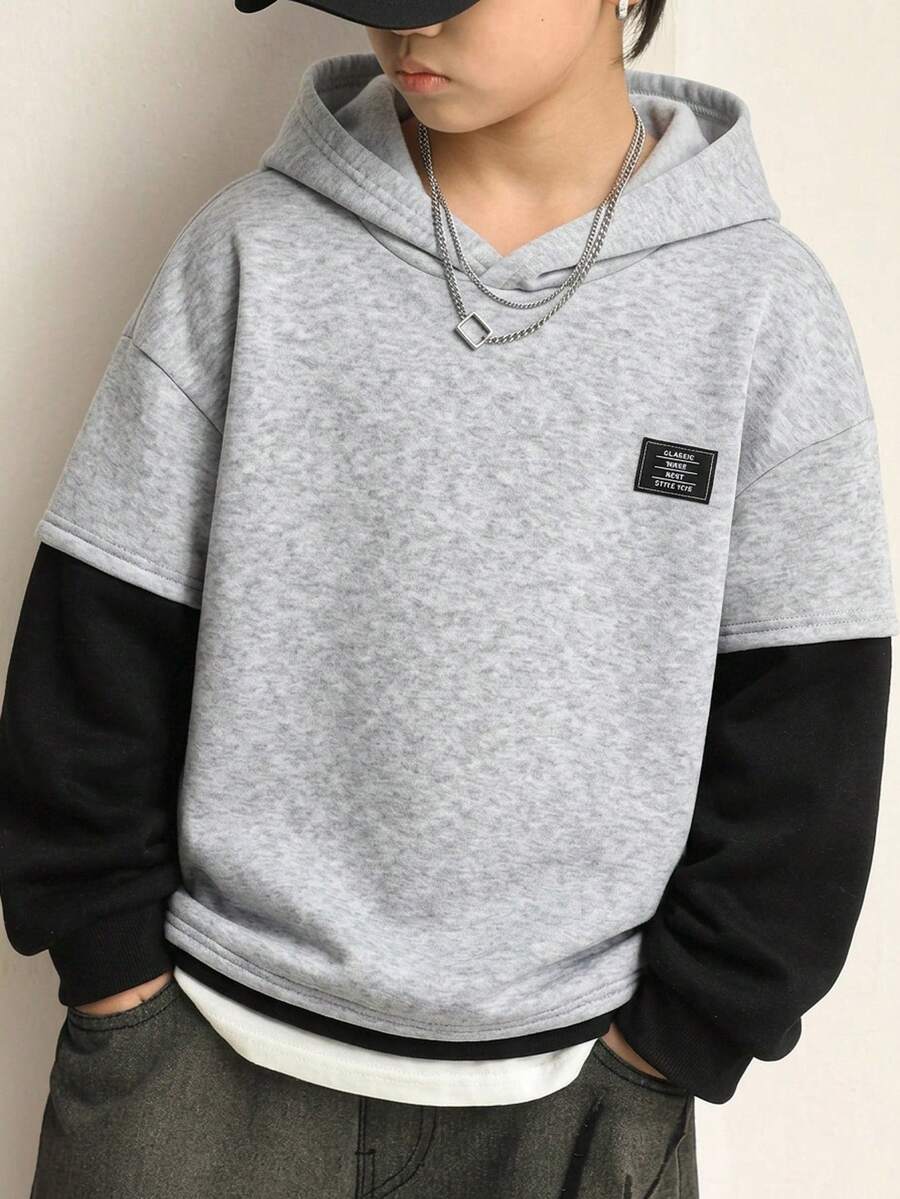 SHEIN 兒童青少年男孩極簡街頭風小字母貼布連帽二合一衛衣，長袖休閒學院風舒適時尚簡約實用百搭柔軟面料，適合日常穿著、上學、旅行、戶外運動，四季皆宜 - 灰色 - 查看 1