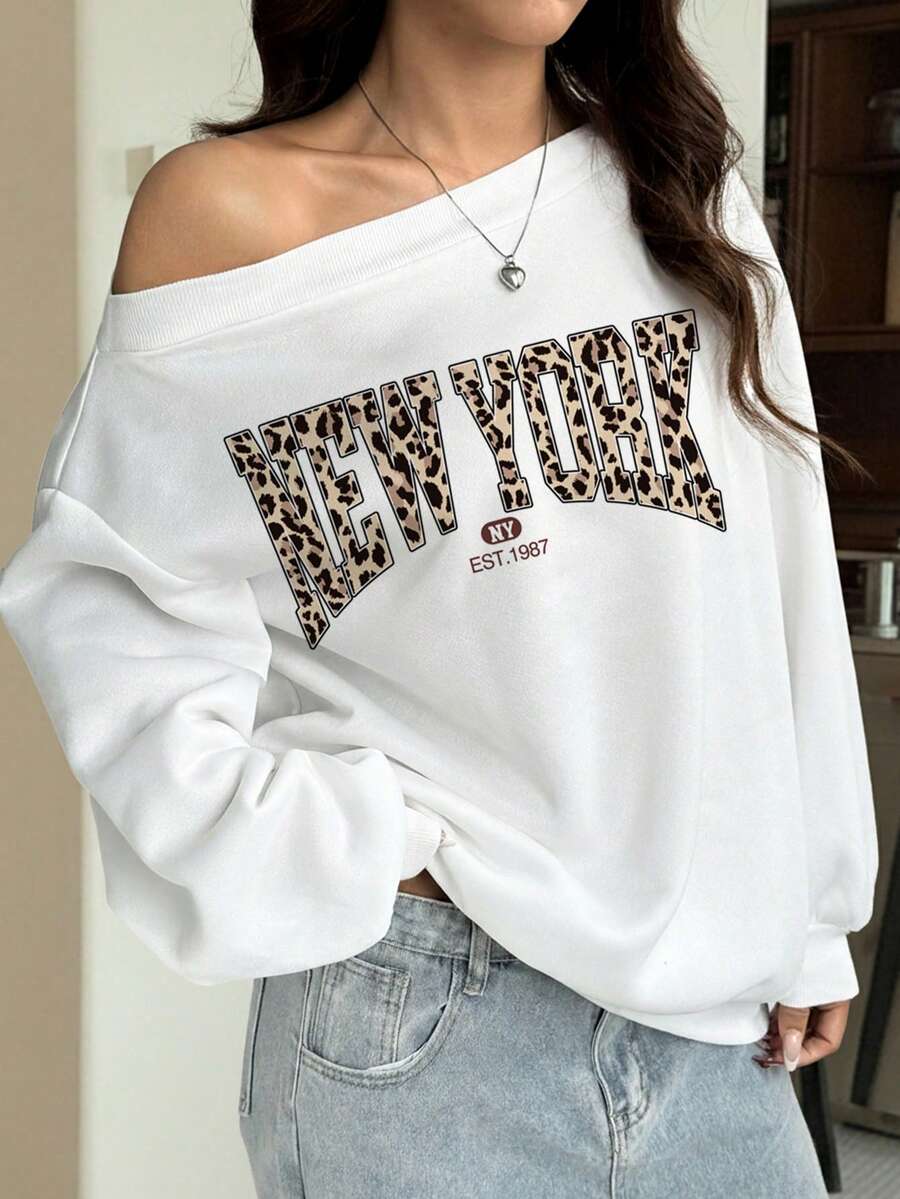 SHEIN EZwear 休閒秋冬復古豹紋紐約字母標語圖案白色寬鬆不對稱肩女款運動衫,秋季上衣,適合日常通勤、聚會、秋冬/夏季、聖誕節、新年、感恩節、派對、婚禮、海灘、畢業典禮、優雅、外出、約會、通勤、情人節、優雅、度假、Y2K、畢業 - 彩色 - 查看 1